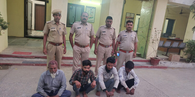 पेयजल पाईप लाईन के पाईप चोरी करने वाले 4 अभियुक्तो को गिरफतार किया