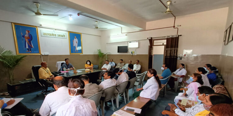 निःशुल्क चिकित्सा सेंवाओं के लिये अस्पताल में  पहचान पत्र साथ लायें