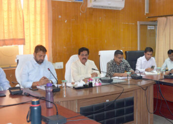 पानी के लिये प्राथमिकता से सभी व्यवस्थायें सुनिश्चित करें- जिला प्रभारी मंत्री आंजना