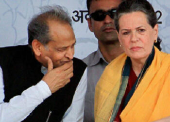 अशोक गहलोत पहुंचे दिल्ली, चिंतन शिविर में होंगे शामिल