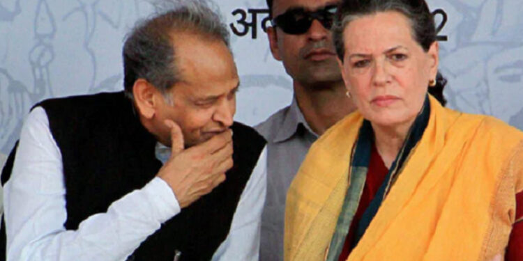 अशोक गहलोत पहुंचे दिल्ली, चिंतन शिविर में होंगे शामिल