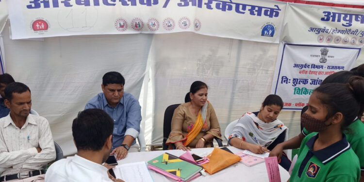 देवगढ़ में आयोजित स्वास्थ्य मेले में ग्रामीणो ने चिकित्सा सेवाओं का लिया लाभ
