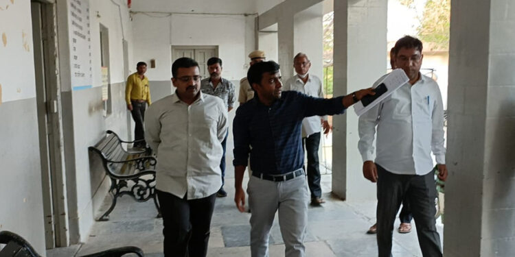 जिला कलेक्टर सक्सेना ने नाथद्वारा उपखंड कार्यालय का किया निरीक्षण