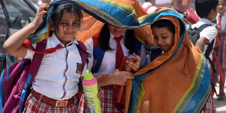 भीषण गर्मी के चलते विद्यालयों का समय परिवर्तन