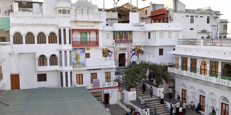 नव वर्ष पर फूल मंडली में विराजे प्रभु द्वारकाधीश।