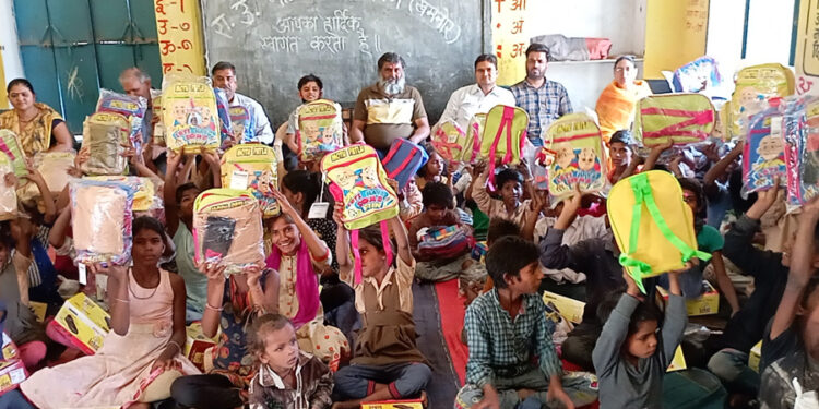50 बालक-बालिकाओं को वर्षभर के लिए शैक्षणिक सहायता प्रदान की