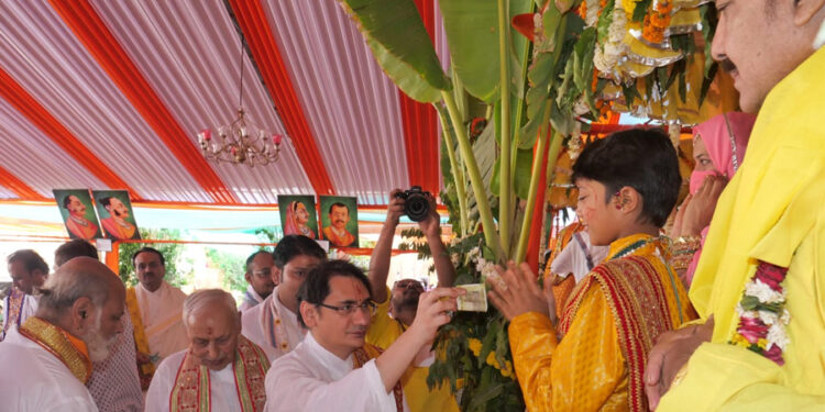 प्रभु श्री विट्ठलनाथजी राजभोग के दर्शन में अंगूर की मंडली में विराजे