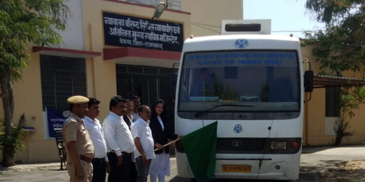 सचल लोक अदालत एवं विधिक जागरूकता वाहन आज देवगढ़ पहुंचा