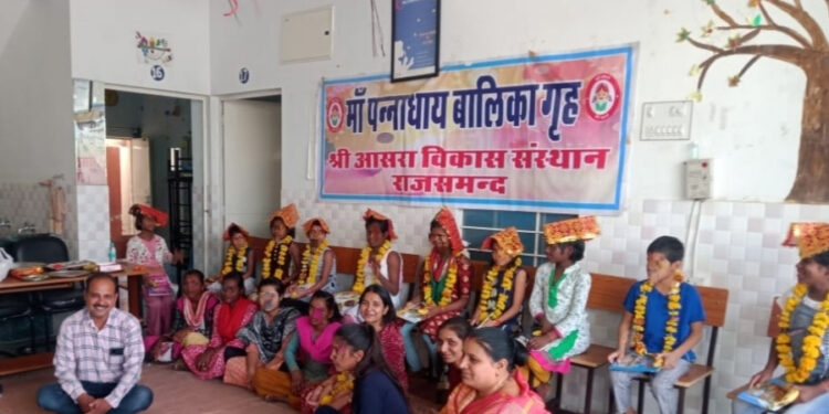 नवरात्रि अष्टमी पर बालिकाओं के पूजन कर मनाया त्यौहार