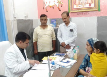 बालिका के आंख में गम्भीर रोग, बाल कल्याण समिति के आदेश पर चिकित्सको को दिखया