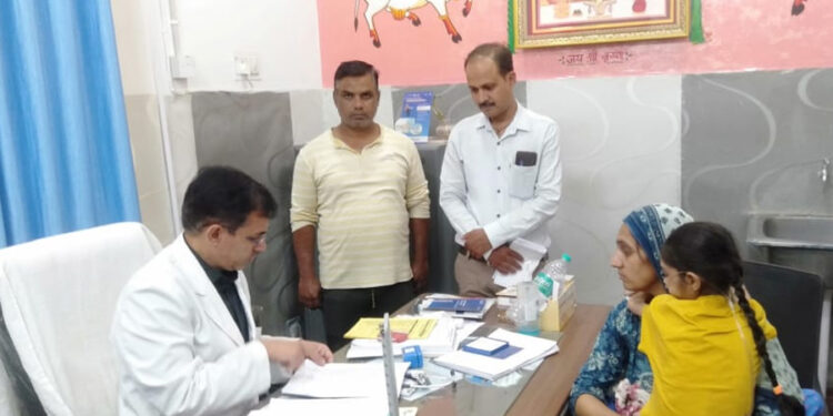 बालिका के आंख में गम्भीर रोग, बाल कल्याण समिति के आदेश पर चिकित्सको को दिखया