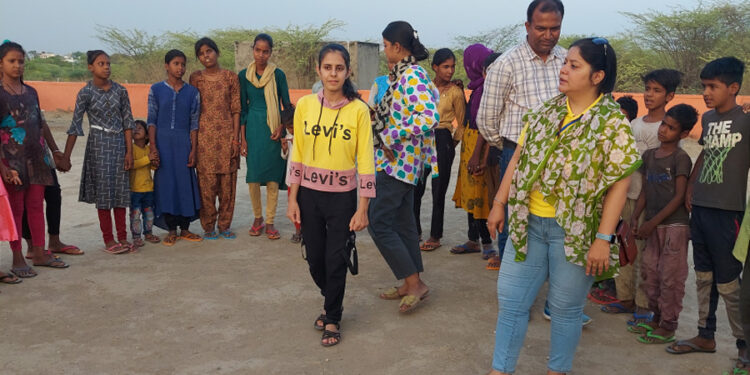 वी विश फॉर सोसाइटी ने समर डोनेशन ड्राइव 2.0 के तहत 101 जोड़ी चप्पल का वितरण