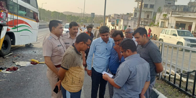 जिला कलक्टर पहुंचे दुर्घटना स्थल पर, दिये आवश्यक निर्देश