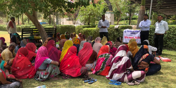 टीम ने किया नरेगा स्थल का निरीक्षण