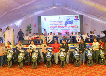 जिले में अव्वल सीबीए की 16 छात्राओं को स्कूटी