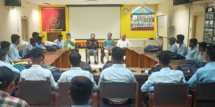 औद्योगिक भ्रमण में मिला आईटीआई के छात्रों को इंडस्ट्री का ज्ञान