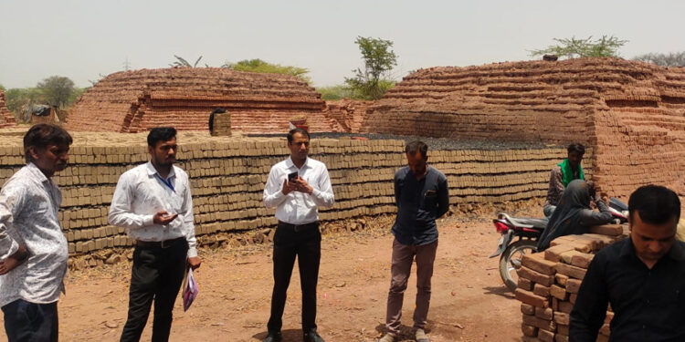 बालश्रम की सूचना मिलने पर मौके पर पहुंचे न्यायाधीश