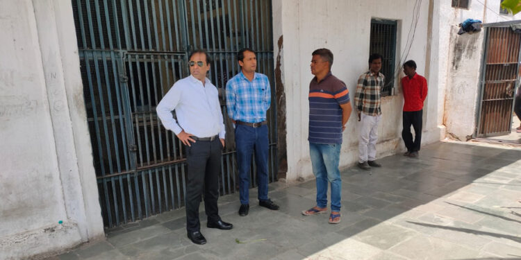 क्षमता से लगभग चार गुना बंदियों पर जिला न्यायाधीश ने व्यक्त की चिंता