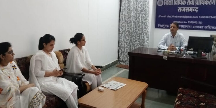 पैरा लीगल वॉलंटियर्स की ली गई बैठक