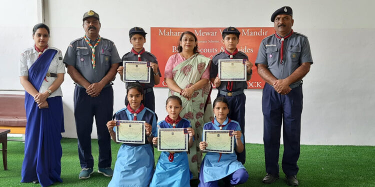 एम.एम.वी.एम. कब/बुलबुल राष्ट्रीय गोल्डन एरो अवार्ड व हीरक पंख चतुर्थ चरण बैज वितरण