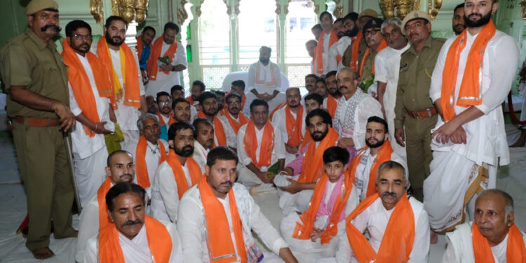 श्री विशाल बावा ने ज्येष्ठ पूर्णिमा पर लगाया तुलसी का पौधा