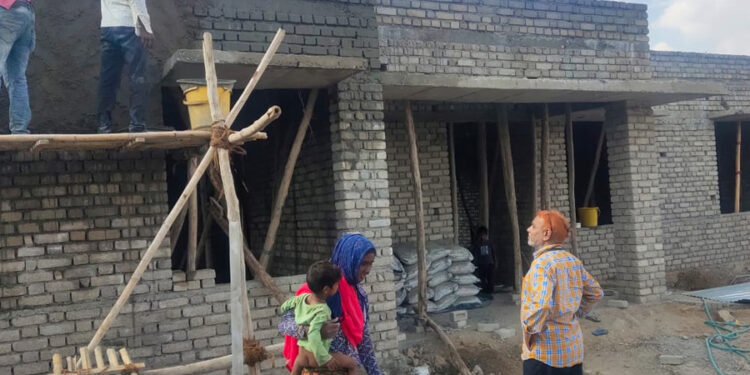 निर्माणाधीन उपस्वास्थ्य केन्द्रो के भवनो का सीएमएचओ ने किया निरीक्षण