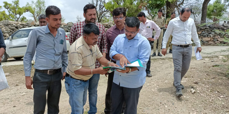 कलेक्टर ने मगरा विकास योजना के कार्यों का किया औचक निरीक्षण