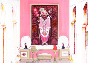 श्रीनाथजी में आज गुलाबी धोती-पटका व श्वेत मोर चन्द्रिका के श्रृंगार