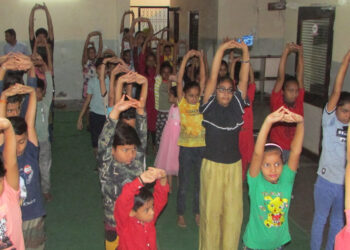 विश्व योग दिवस पर नन्हे मुन्ने बच्चो ने किया योग