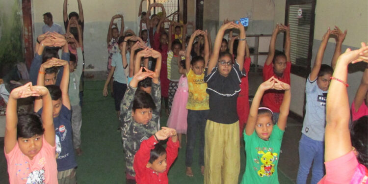 विश्व योग दिवस पर नन्हे मुन्ने बच्चो ने किया योग