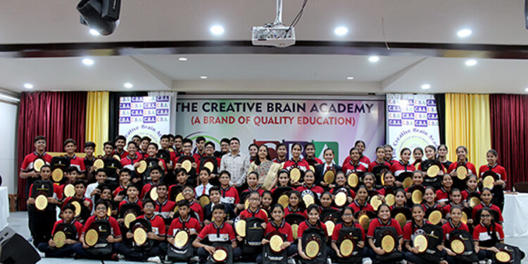 8वीं बोर्ड परीक्षा में उत्कृष्ट प्रदर्शन करने वाले विद्यार्थियों को किया सम्मानित