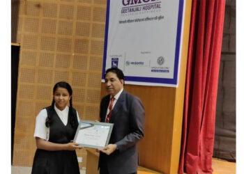 रसिकलाल एम धारीवाल पब्लिक स्कूल की छात्रा को स्लोगन प्रतियोगिता में पुरुस्कृत किया गया