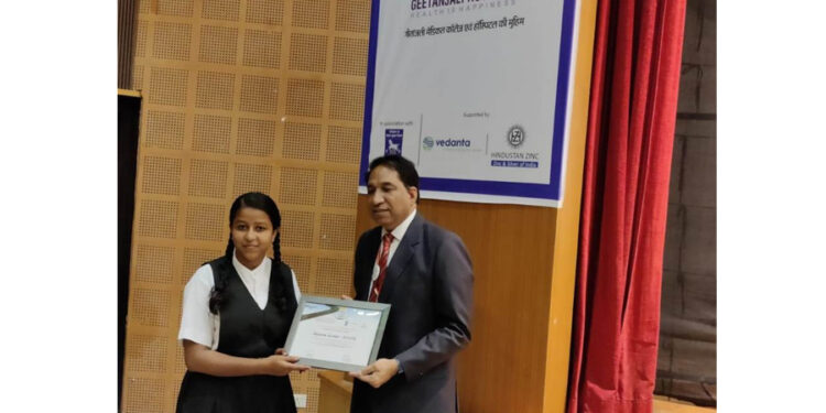 रसिकलाल एम धारीवाल पब्लिक स्कूल की छात्रा को स्लोगन प्रतियोगिता में पुरुस्कृत किया गया