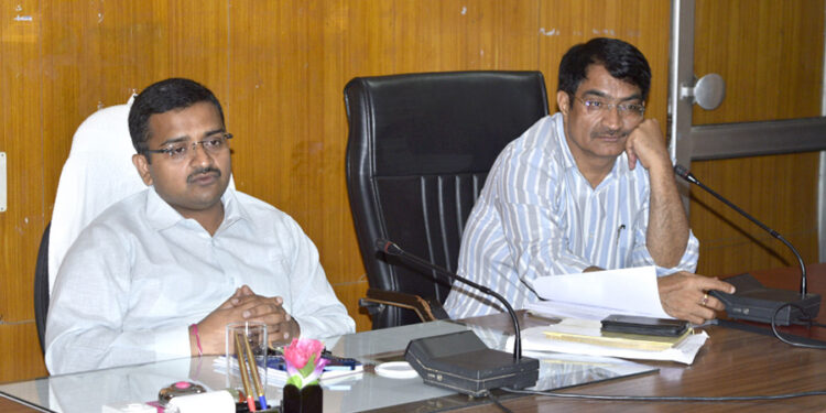 योजनाओं की प्रगति में तेजी लाकर जिले को अव्वल रैंक पर लाएं जिला कलक्टर