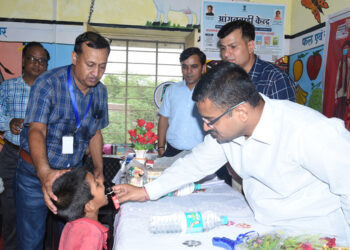 बालकों की हिमोग्लोबिन की जाँच एवं आयरन फोलिक एसिड सिरप पिलाई