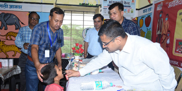 बालकों की हिमोग्लोबिन की जाँच एवं आयरन फोलिक एसिड सिरप पिलाई