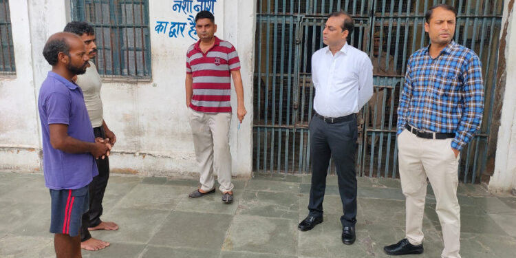 क्षमता से लगभग चार गुना बंदियों पर जिला न्यायाधीश ने व्यक्त की चिंता