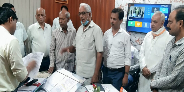 समाज की भूमि पर आयुक्त नगरपालिका ने आपत्ति को सुनकर किया ज्ञापन स्वीकार