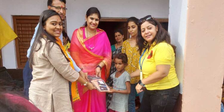 नौगामा भील बस्ती प्राथमिक विद्यालय में गणवेश वितरण