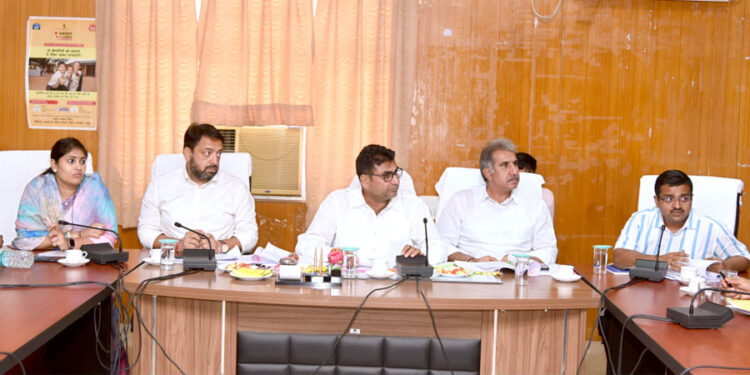 राजस्व मंत्री ने ली राजस्व अधिकारियों की बैठक