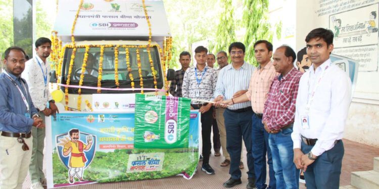 बीमा रथ हरि झण्डी दिखाकर रवाना किया