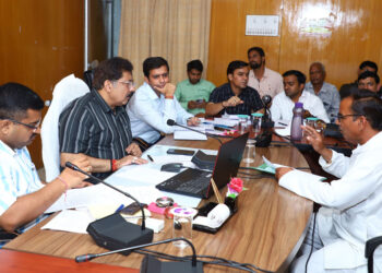 संभागीय आयुक्त भट्ट ने ली समीक्षा बैठक