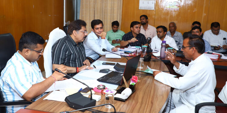 संभागीय आयुक्त भट्ट ने ली समीक्षा बैठक