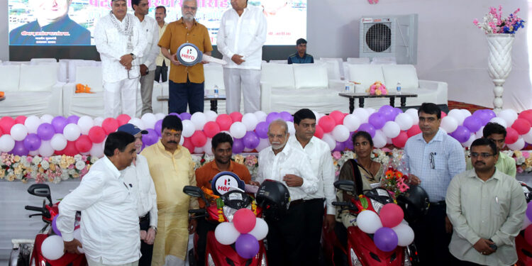 प्रशासन शहरों के संग अभियान पट्टा वितरण व दिव्यांगो को वितरित की स्कूटी