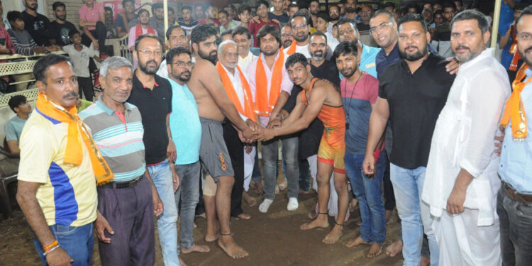 ठाकुरानी तीज पर हुआ भव्य कुश्ती दंगल विजेताओं को दिए पारितोषिक