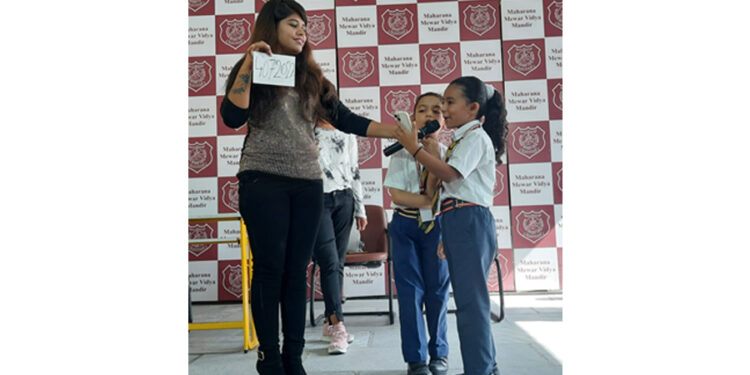 महाराणा मेवाड़ विद्या मंदिर में जादूगर आंचल द्वारा जादू कला का प्रदर्शन