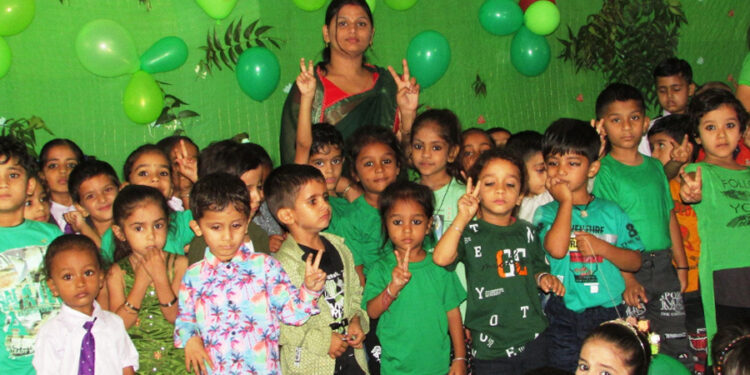 प्रकृति के रंग मे रंगे नन्हे मुन्ने