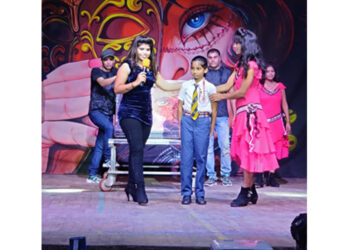 विद्यार्थियों ने टाउन हॉल में देखा जादूगर आंचल का जादू शो