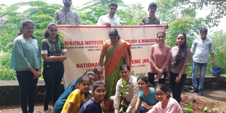 एन.एस.एस द्वारा वृक्षारोपण