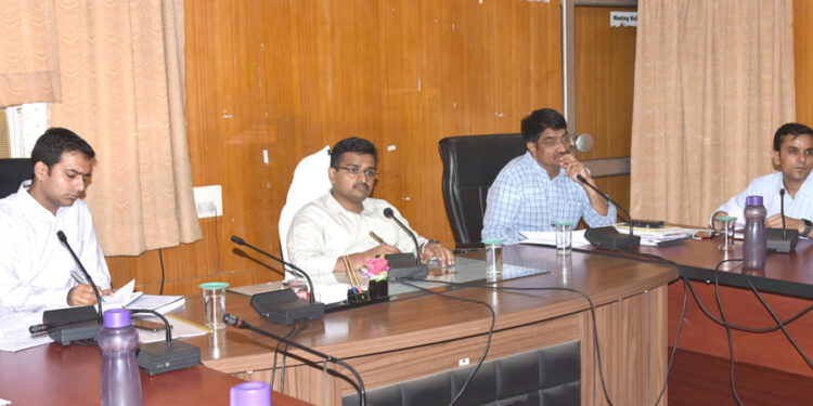 सम्पर्क पर दर्ज प्रकरणों का निस्तारण करें